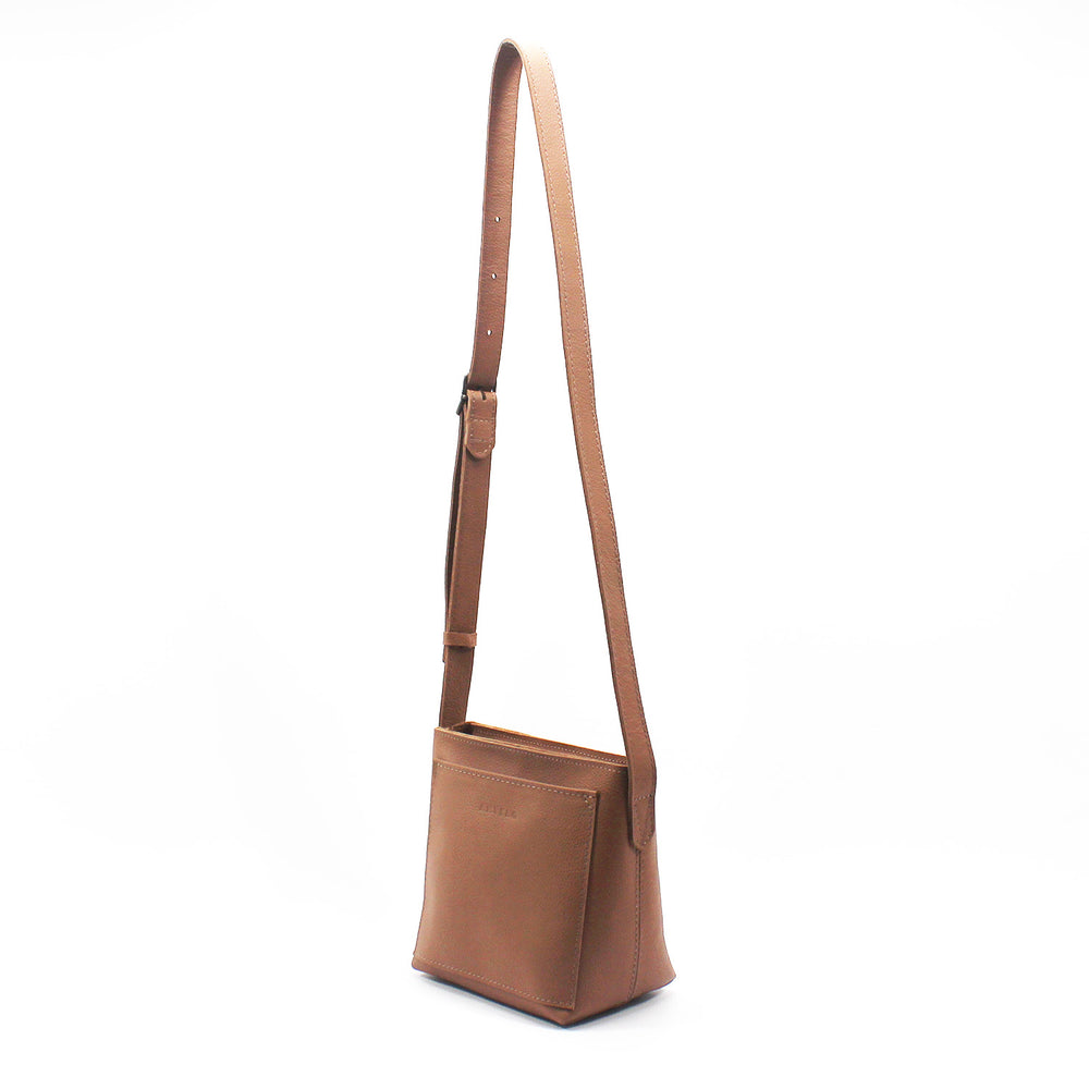 
            
                Load image into Gallery viewer, Antelo Josie Prism Pebble Leather Shoulder Bag With Sling - Iced Coffee
            
        