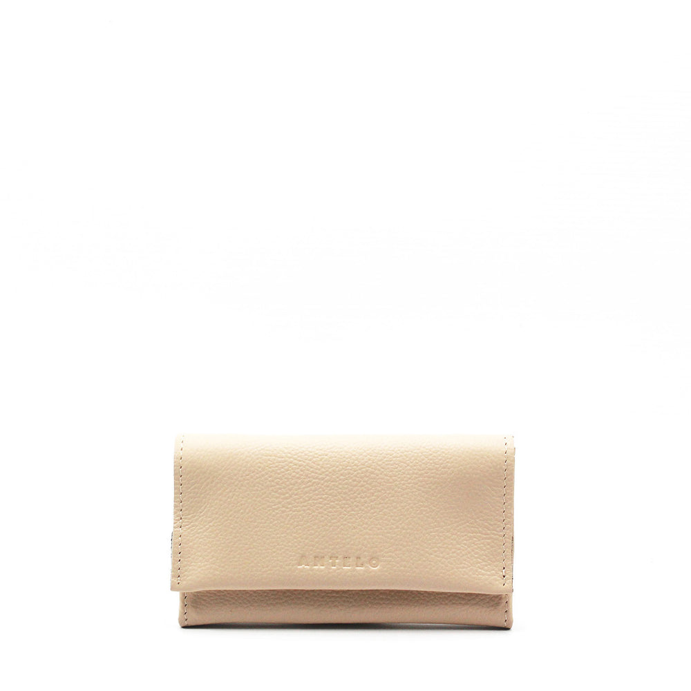 
            
                Load image into Gallery viewer, Antelo Evie Three-Quarter Pebble Leather Trifold Wallet - Vanilla Frappe
            
        